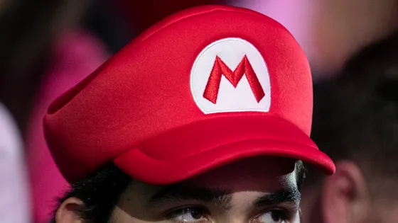 Fan portant la casquette de Mario
